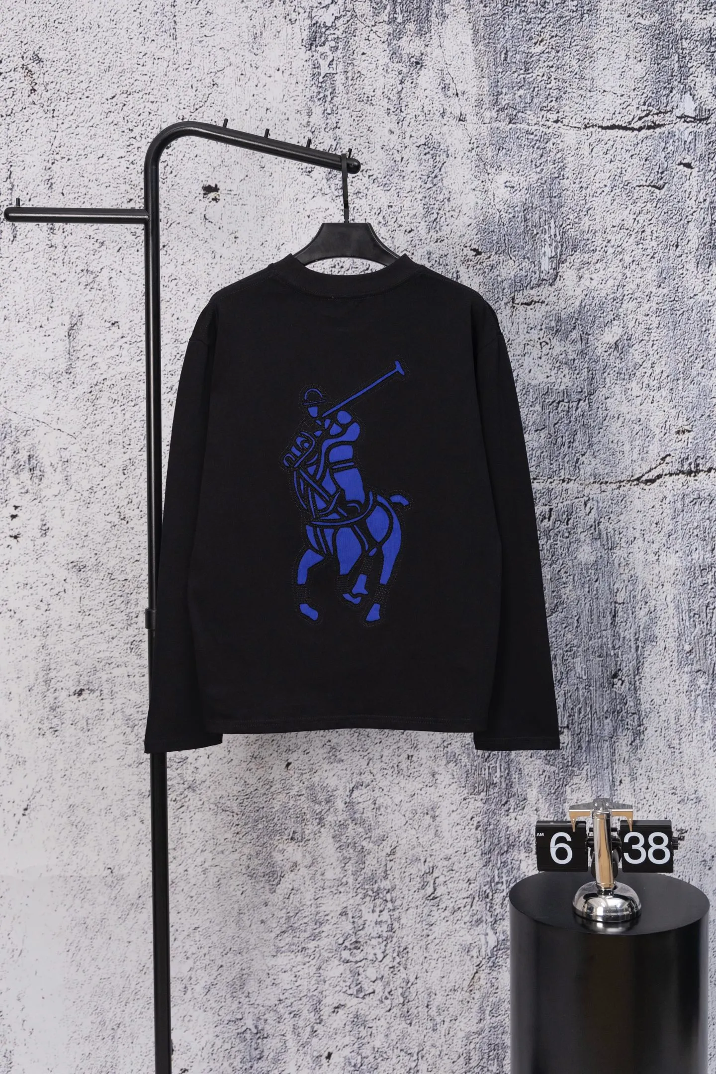 P190 Ralph Lauren solid color pony embroidered logo round neck long-sleeved T-shirt. New model on the market. 25ss. Heavy wash. The front panel is matched with a small logo and the back panel is patch-embroidered. Long-sleeved T-shirt for couples. A high-end simple style that you will never get tired of. Pocket patch embroidery is simple style. Advanced temperament. Perfect details. 💯 Classic logo logo on the upper body is super good-looking. Fabric: 300g. Size: s—xl. Color: black and white.
